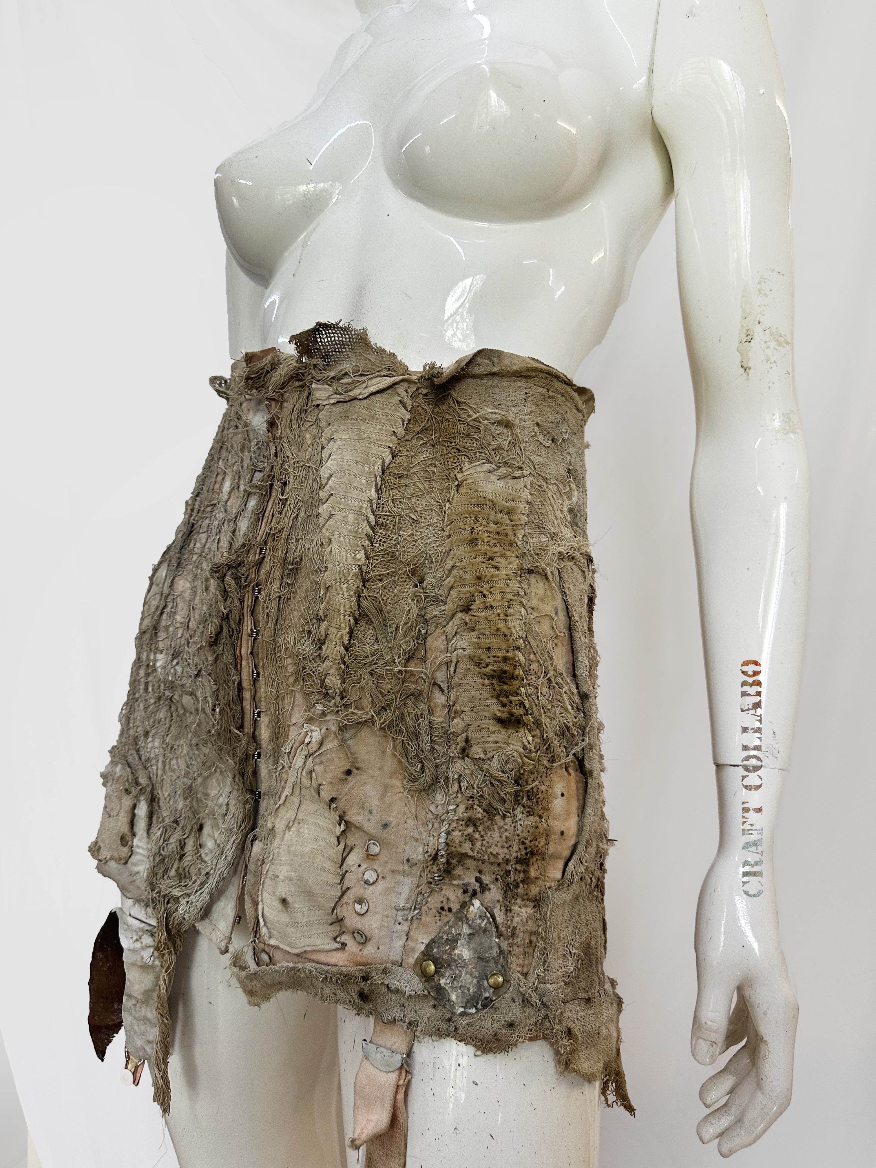 Corset with metal elements