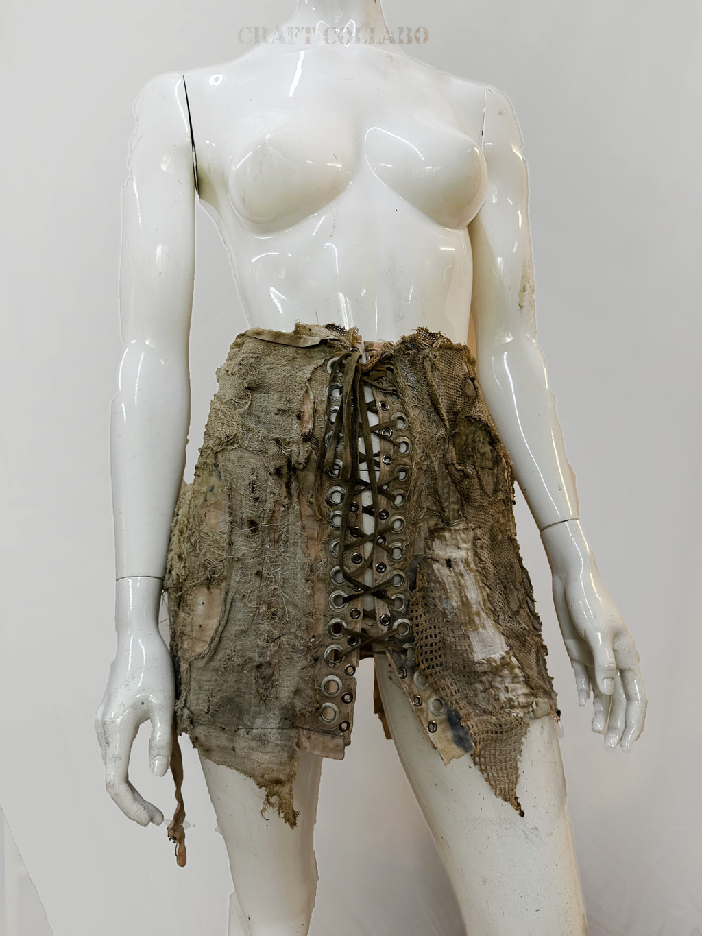 Corset with metal elements