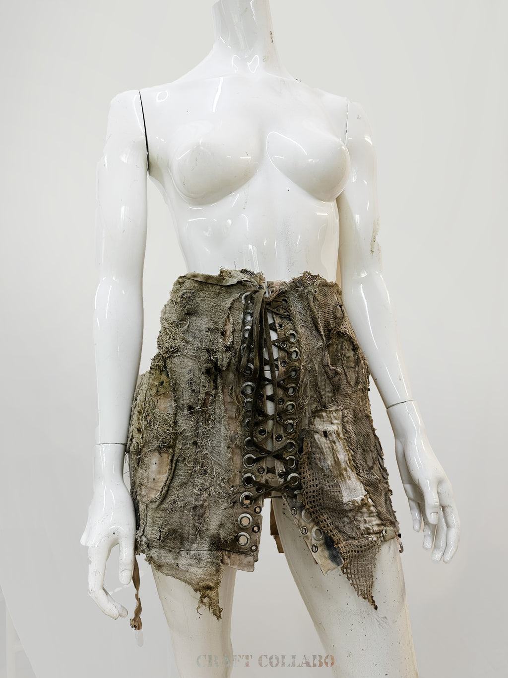 Corset with metal elements