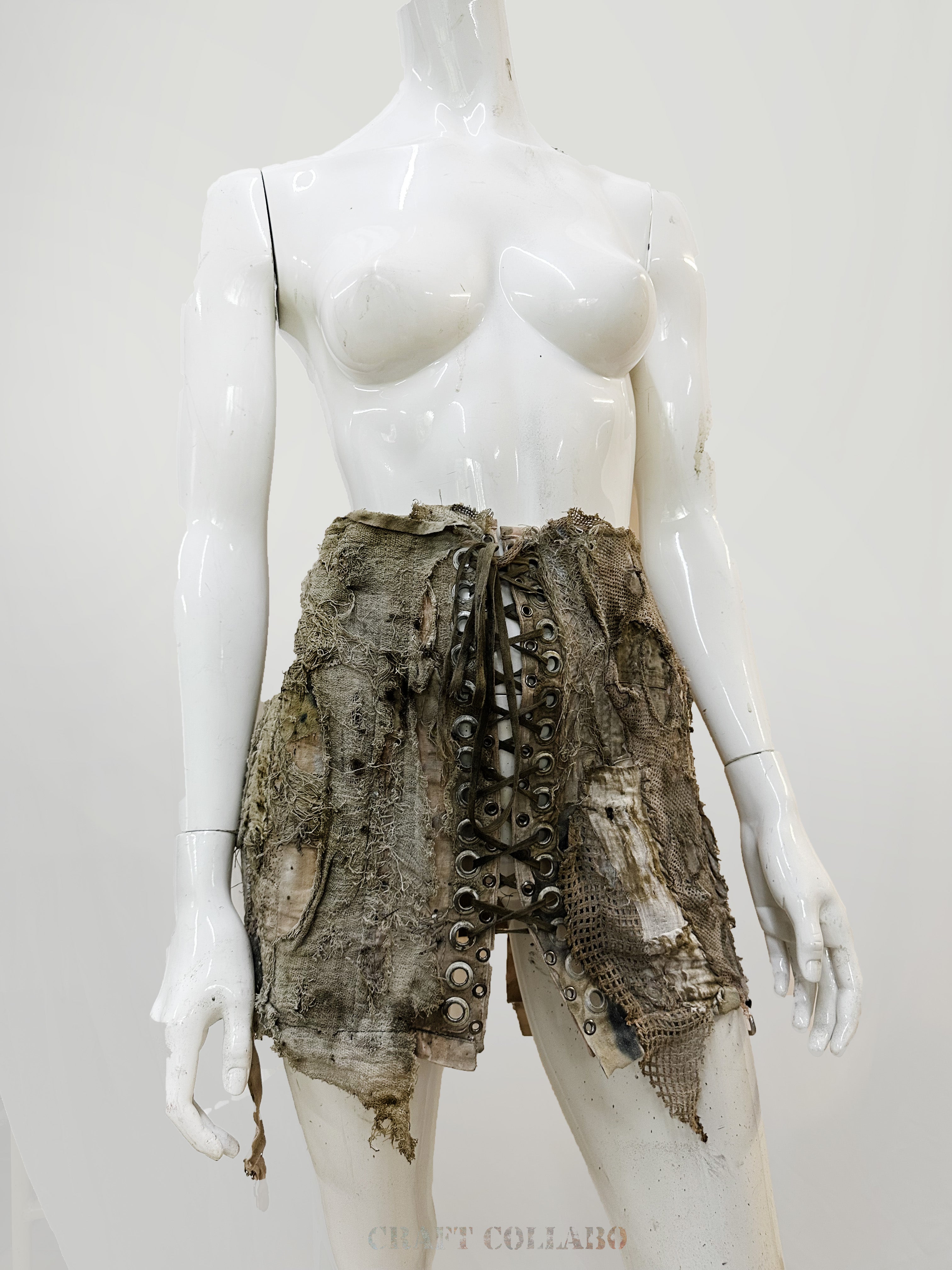 Corset with metal elements