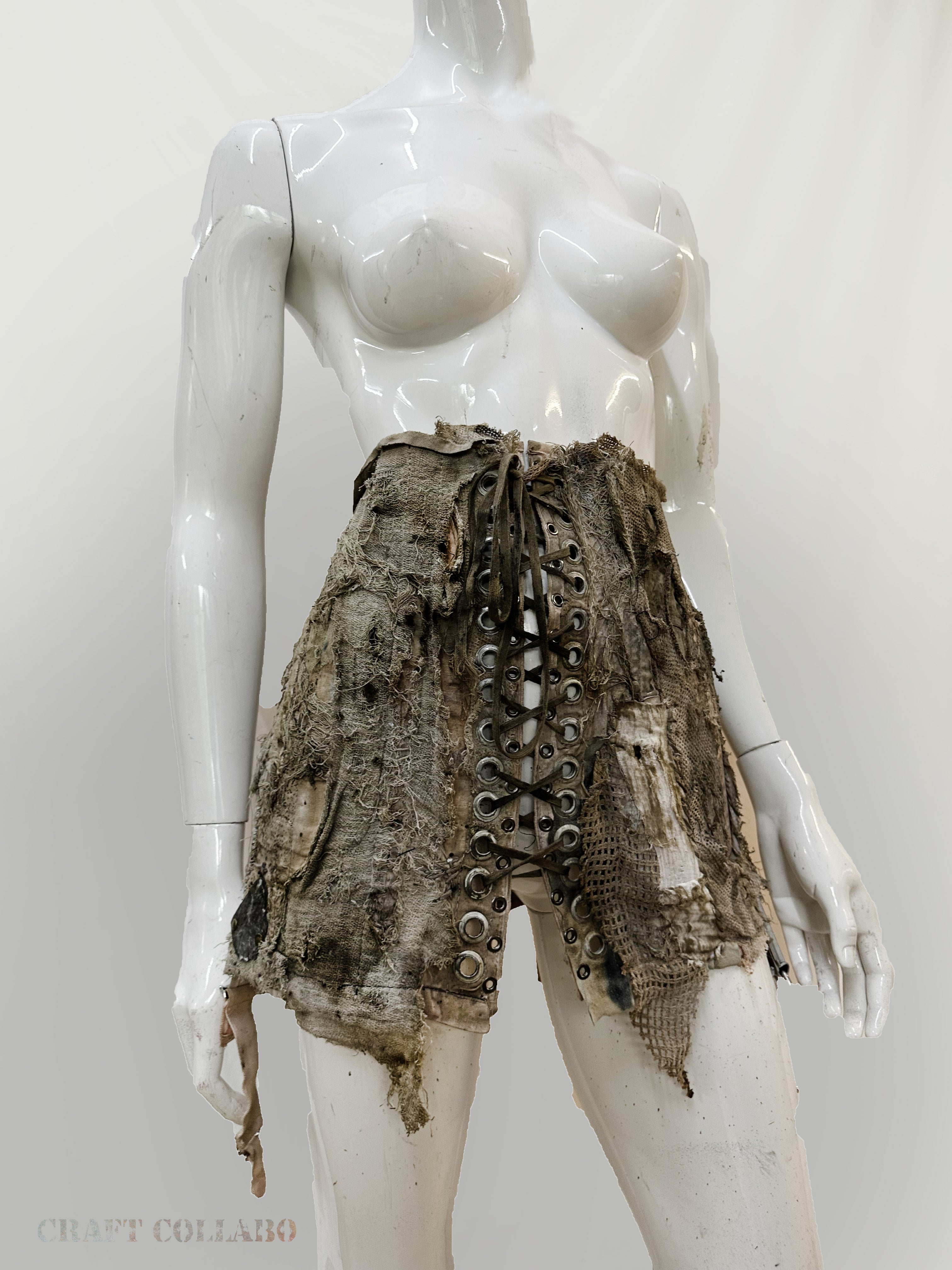Corset with metal elements