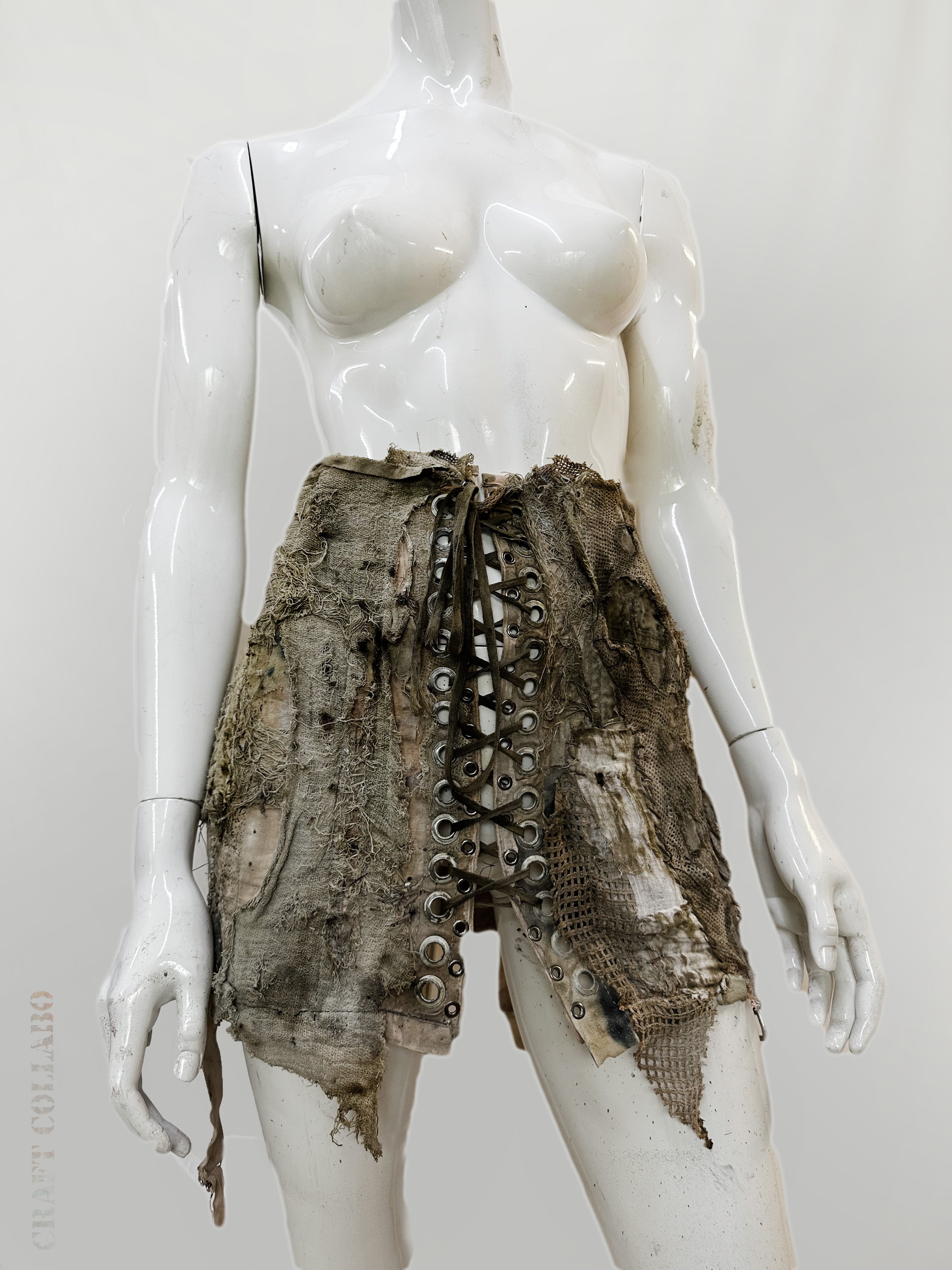 Corset with metal elements