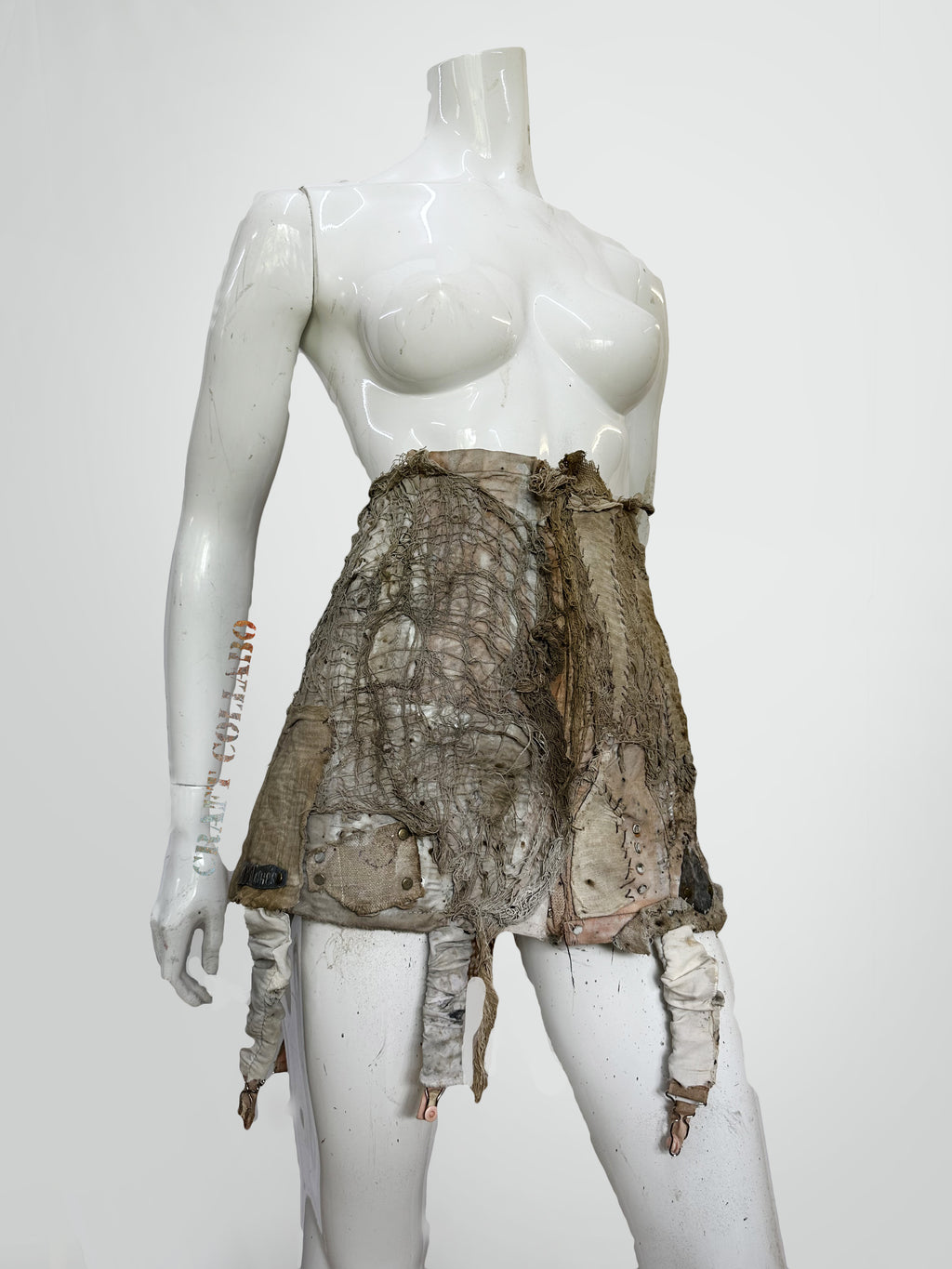 Corset with metal elements