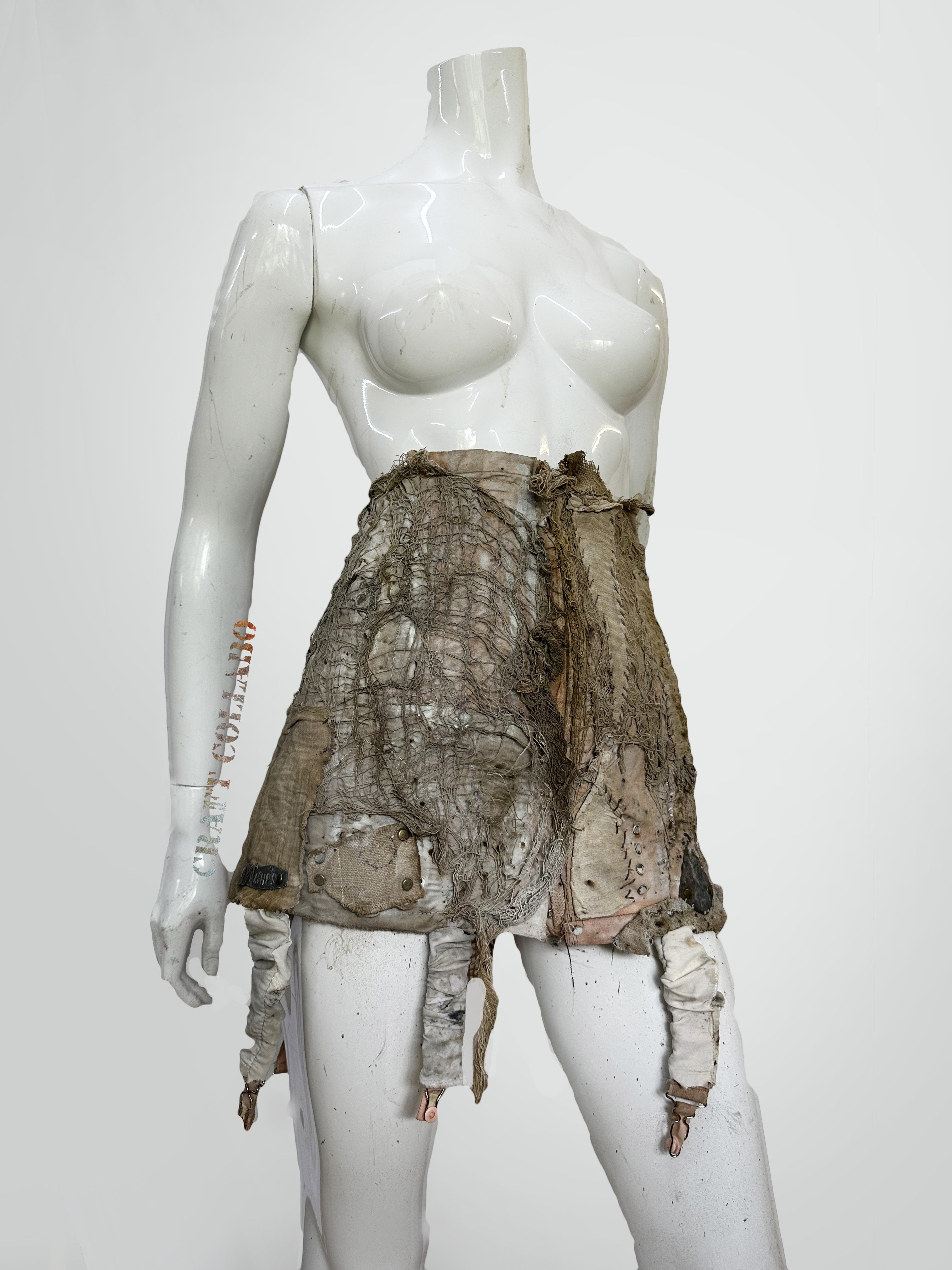 Corset with metal elements